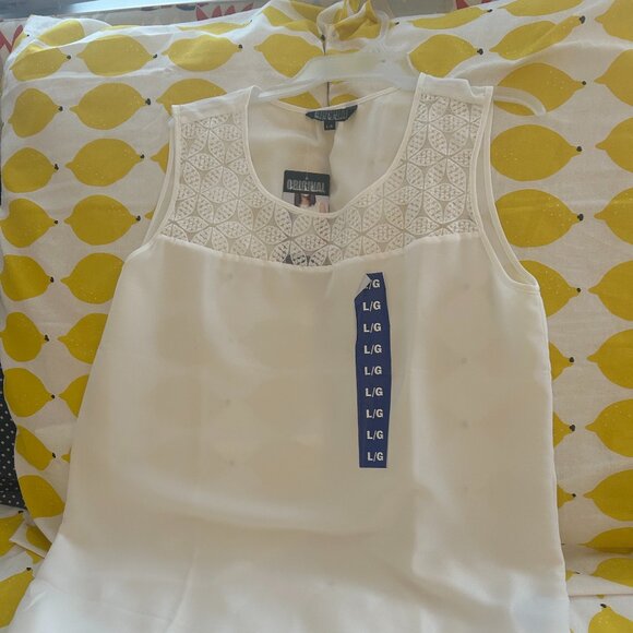 A Ladies Light White Blouse - Picture 6 of 7